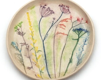 set of large plates with a bouquet of wild flowers