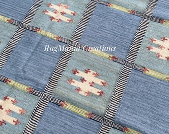 Alfombra Kilim sueca azul: tejida a mano en lana, estilo rústico, ideal como regalo de inauguración.