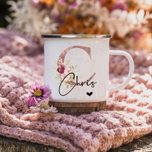 Gepersonaliseerde mok met bloemennaam – Cadeau voor vrouwen, moeders, leraren, peettantes, verjaardagen – Geëmailleerde mok met initiaal en bloemen