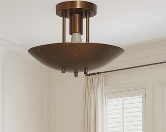 Plafondlamp uit het midden van de 20e eeuw, antiek messing, met patina afwerking, inbouwmodel, retro modern armatuur, vintage interieurverlichting.