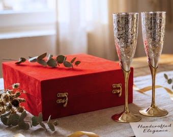 Vintage gegraveerde messing champagneflutes set, perfect als toastglas voor een bruiloft, jubileum of als aandenken in een geschenkdoos.