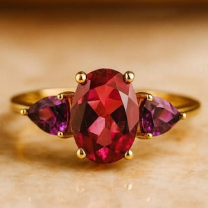 Oval Roter Rubin Verlobungsring, Amethyst Drei Stein Ring, 14K Gold Triologie Ring für Frauen, Jubiläumsgeschenk, Vintage Granat Stil