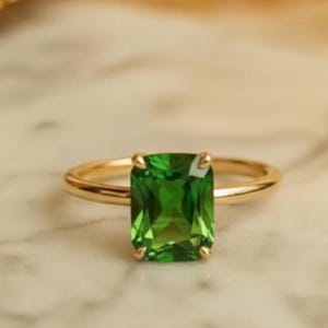 Peridot Grüner Smaragd Ring, 14k Gold Solitär Ring, Grüner Edelstein Verlobungsring, Oktagon Stein Ring, Minimalistischer Schmuck für Sie