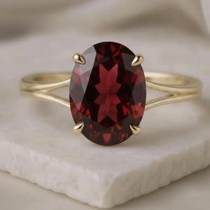 Anillo de compromiso con granate rojo ovalado en oro de 14 quilates, solitario con cuerpo dividido para mujer, auténtica joyería con piedras preciosas de color rojo intenso.