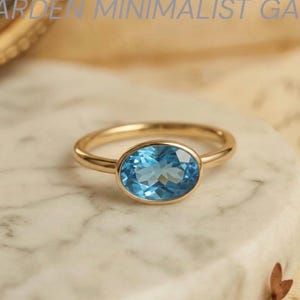 Anillo minimalista de topacio azul, anillo ovalado con bisel, anillo solitario de oro con gema, anillo apilable delicado, regalo de piedra natal de diciembre