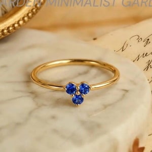 Minimalistisk blå safirring, 14K guldring med tre stenar i kluster, Elegant stapelring med blå ädelstenar, Vintage blommig löftering i trädgården