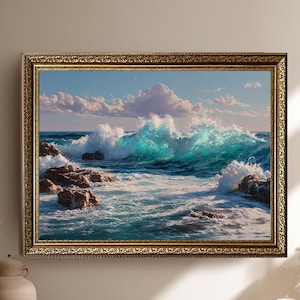 Puede incluir: Una impresión artística enmarcada que representa un paisaje marino con olas turquesas rompiendo contra costas rocosas bajo un cielo nublado. La obra de arte está en un marco dorado ornamentado, agregando un toque de elegancia.