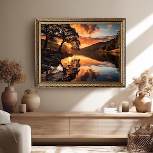 Cuadro decorativo de lienzo con paisaje de lago al atardecer, árboles reflejados y nubes brillantes, una escena natural apacible para la decoración del hogar o la oficina.