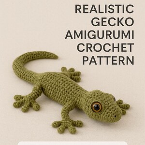 Può includere: Un geco amigurumi all'uncinetto di colore verde con grandi occhi scuri e una superficie testurizzata. Il testo REALISTIC GECKO AMIGURUMI CROCHET PATTERN è stampato in lettere marrone scuro sopra il geco, dotato di coda curva e quattro zampe.