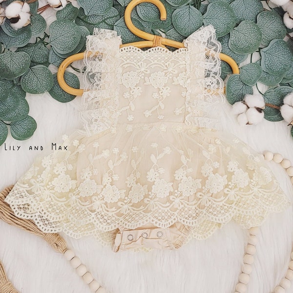 Rustique bébé fille CREAM romper, 1er anniversaire crème Baby girls boho tenue, Boho girl tenue, Dentelle rustique baby girl lace chic bubble romper