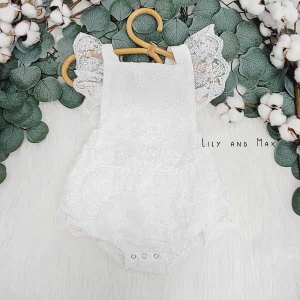 Rustikaler Baby Strampler mit Spitze: Boho Girl Outfit, Geburtstags-Foto-Shooting