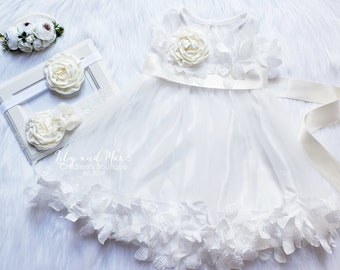 Witte jurk voor bloemenmeisjes: crèmekleurige sjerp, boho-huwelijksoutfit