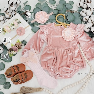 Tutina per neonata in VELLUTO rosa rustico, abito boho chic autunnale per il 1° compleanno, abito boho per bambina, tutina a bolle chic per neonata