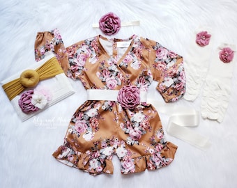 Gebloemde boho-babyromper: herfstoutfit met sjerp