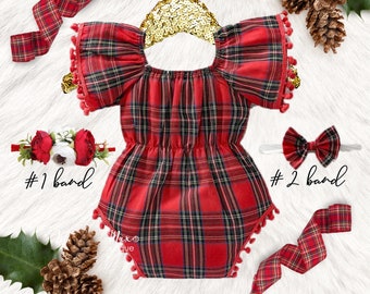 Könnte beinhalten: Rotes und schwarzes kariertes Baby-Overall mit weißen Bommeln am Ausschnitt und an den Ärmeln. Der Overall hat einen Rüschenausschnitt und hängt an einem Kleiderbügel. Auf dem Bild sind zwei Stirnbänder zu sehen, eines mit einer weißen Blume und roten Blumen und das andere mit einer roten Schleife. Der Text '#1 band' und '#2 band' steht unter den Stirnbändern.