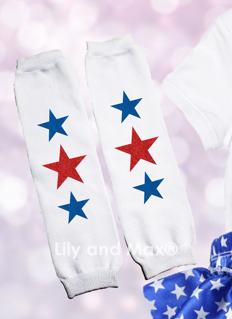 Puede incluir: Un par de calentadores de piernas blancos con estrellas rojas y azules. Los calentadores de piernas est&aacute;n hechos de un tejido suave y el&aacute;stico, perfectos para mantener las piernas calientes en invierno.