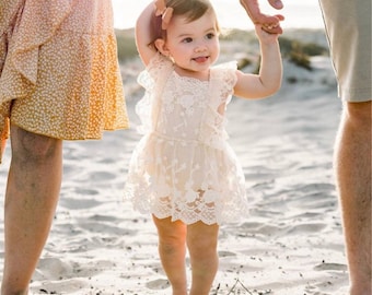 Rustieke baby meisje CREAM romper, 1e verjaardag crème Baby meisjes boho outfit, Boho meisje outfit, Rustieke kant baby meisje kant chique bubble romper