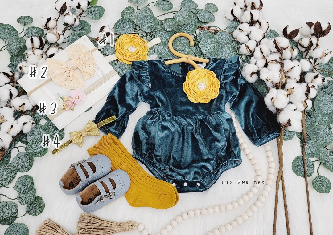 Barboteuse bébé rustique en velours vert tenue bohème chic