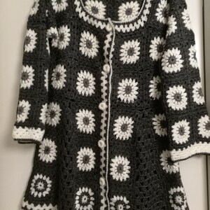 Gehäkelte Oma Quadrat jacke, Gipsy Hippie Boho Jacke/ grau weiße Jacke Cardigan, Festival jacke. OOAK Größe EU M/US S