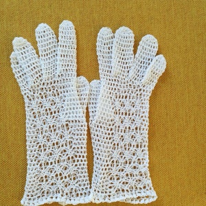 Crochet  lace white gloves, retro romantic gloves, bridesmaid gloves, wedding gloves, vintage style hippie gloves