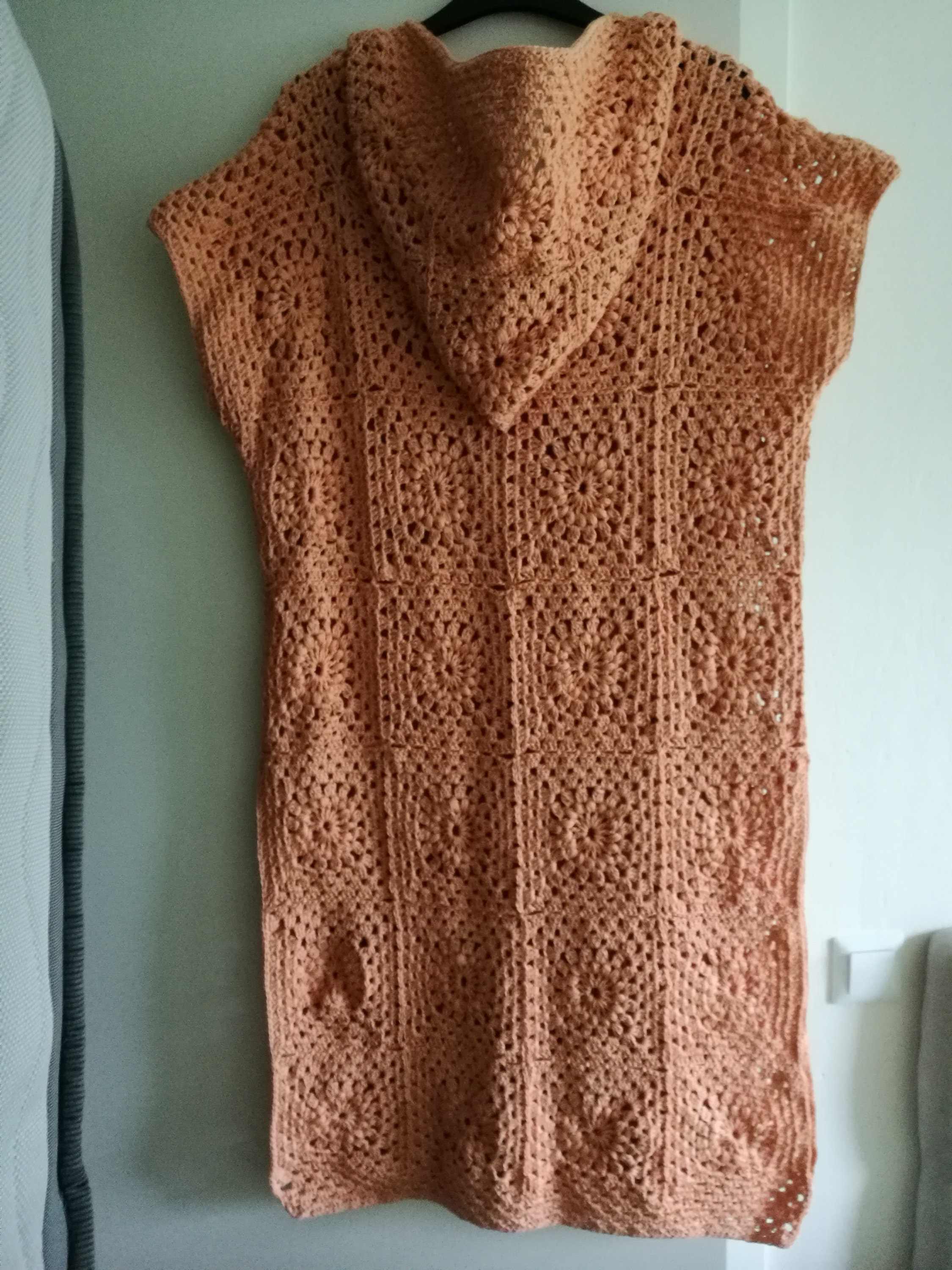 Gehaakt vierkant crèmekleurig oma-vest. Zomers boho-vest. Hippie boho-vest met capuchon. Lange gehaakte hoodie. Stranddeken. Festivalkleding.
