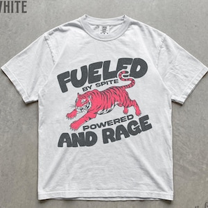 Retro Comfort Colors® Fueled By Spite Powered And Rage Tiger シャツ、ヴィンテージ大胆ストリートウェアグラフィックTシャツ、皮肉なY2k Tシャツギフト