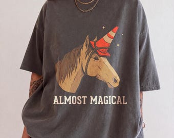 Maglietta Retro Comfort Colors® Almost Magical Horse Traffic Cone, maglietta divertente fai da te con grafica unicorno, maglietta umoristica sarcastica con animali, regalo divertente