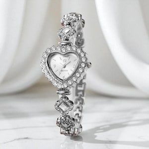Elegant Heart-Shaped Women’s Bracelet Watch – Crystal Rhinestone Luxury Wristwatch for Special Occasions & Everyday Glam