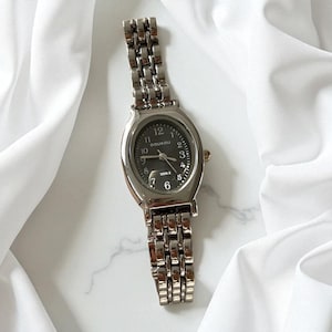 Classic Women’s Silver Bracelet Watch – Elegant Oval Dial Quartz Wristwatch for Everyday Wear & Special Occasions