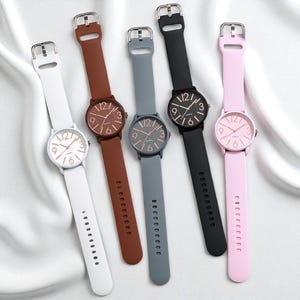 Minimalist Quartz Watch: Unisex Silicone Band Timepiece