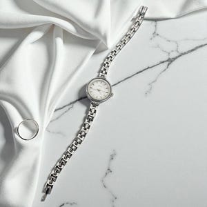 Elegant Women&#39;s Stainless Steel Watch: Classic Gold or Silver Design