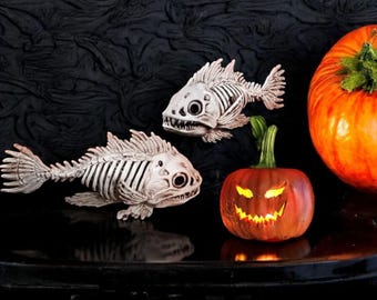 Creepy Halloween Fish Skeleton Set – 2PCS 9.8" Realistic Animal Bones for Outdoor Yard, Haunted House & Indoor Spooky Decor