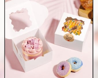 Cajas pequeñas para galletas blancas con ventana transparente: 26 cajas de regalo de panadería de 10 x 10 x 6 cm + 36 pegatinas de agradecimiento para dulces, cupcakes y bombones.