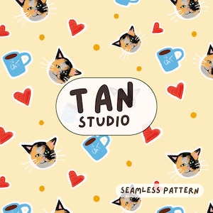 Op de afbeelding: Een naadloos patroon met kattengezichten, rode harten, blauwe mokken met "CAT" en gele stippen op een lichtgele achtergrond. De tekst "TAN STUDIO" staat in een witte ovaal en "SEAMLESS PATTERN" eronder.