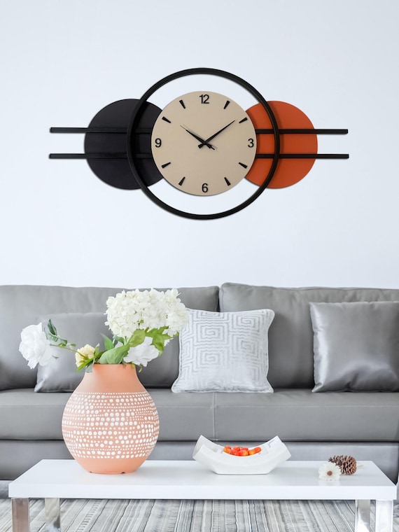 Reloj de pared negro, naranja y crema: diseño retro geométrico