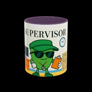 Könnte beinhalten: Weißer Keramikbecher mit lila Innenraum, mit einer Cartoon-Aufsichtsperson mit grüner Kappe und Sonnenbrille. Der Becher trägt den Aufdruck "SUPERVISOR", eine Uhr und einen Büro-Hintergrund.