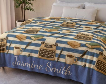 Manta polar personalizada con nombre de escritor. Manta con rayas azules y blancas, ideal como regalo para un autor.