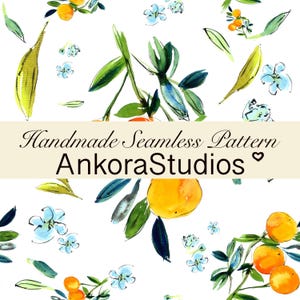 Puede incluir: Un patrón continuo con ilustraciones en acuarela de cítricos de color naranja brillante, hojas verdes y pequeñas flores azul claro sobre un fondo blanco. El texto "Handmade Seamless Pattern AnkoraStudios" está centrado en una banda beige.