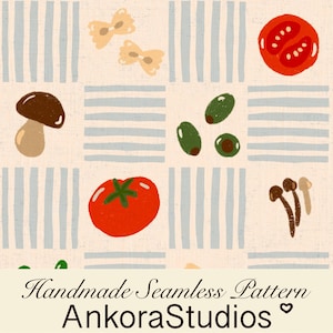 Pode incluir: Um padrão de tecido sem costuras com ilustrações de cogumelos, tomates, azeitonas e massa laço sobre um fundo creme com riscas azul-claras verticais e horizontais alternadas. Texto: Handmade Seamless Pattern AnkoraStudios.