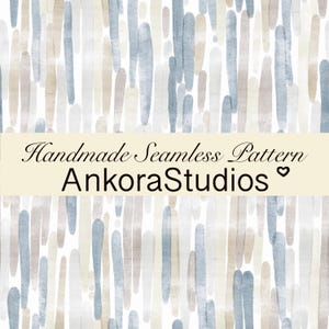 Op de afbeelding: Een naadloos patroon met verticale penseelstreken in aquarel-stijl in tinten blauw, grijs en beige op een witte achtergrond. Een crèmekleurige horizontale banner toont de tekst Handmade Seamless Pattern AnkoraStudios met een hartje.
