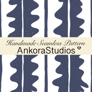Op de afbeelding: Een naadloos patroon met donkerblauwe verticale golvende vormen en dunne lijnen op een witte achtergrond. Een beige horizontale banner in het midden toont de zwarte tekst Handmade Seamless Pattern AnkoraStudios met een klein hartje.
