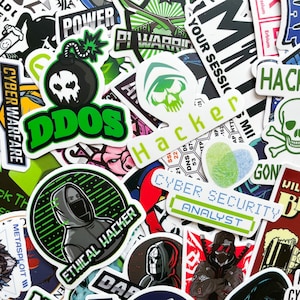 Könnte beinhalten: Eine Sammlung von Aufklebern zum Thema Cybersicherheit. Designs umfassen einen Totenkopf mit gekreuzten Knochen, eine Bombe mit Totenkopfgesicht und die Wörter "Hacker", "DDOS" und "Cyber Security Analyst". Die Aufkleber sind in verschiedenen Farben, darunter Grün, Schwarz und Weiß.