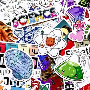 Può includere: Una collezione di adesivi colorati a tema scientifico. I disegni includono la parola "SCIENCE" in un font arcobaleno, diagrammi atomici, un cervello, un becher con una faccia sorridente e un gatto dei cartoni animati in un modello atomico.