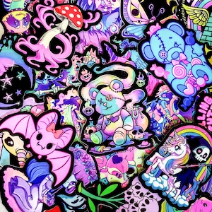 Pode incluir: Uma cole&ccedil;&atilde;o de autocolantes coloridos com um tema g&oacute;tico e fantasioso. Os autocolantes apresentam v&aacute;rios designs, incluindo um urso de peluche, um morcego, um cogumelo, um unic&oacute;rnio e caveiras, todos em cores pastel vibrantes. A est&eacute;tica geral &eacute; uma mistura de fofo e assustador.