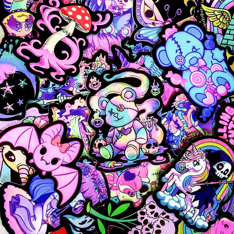 Pode incluir: Uma cole&ccedil;&atilde;o de autocolantes coloridos com um tema g&oacute;tico e fantasioso. Os autocolantes apresentam v&aacute;rios designs, incluindo um urso de peluche, um morcego, um cogumelo, um unic&oacute;rnio e caveiras, todos em cores pastel vibrantes. A est&eacute;tica geral &eacute; uma mistura de fofo e assustador.