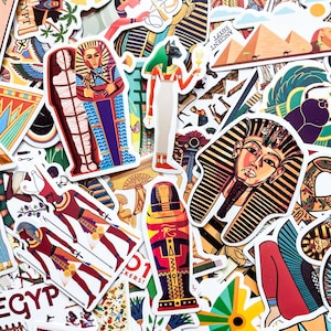 Peut inclure: Un assortiment d'autocollants colorés sur le thème de l'Égypte ancienne. Les autocollants représentent des pharaons, des sarcophages, des pyramides et des hiéroglyphes. Le mot "EGYPT" est visible sur un autocollant. Les autocollants sont de formes et de tailles variées.