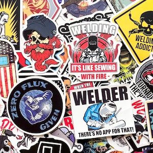 Puede incluir: Una colección de pegatinas coloridas con diseños temáticos de soldadura. Las pegatinas presentan imágenes de soldadores, herramientas de soldadura y textos como "Welding Addict", "It's Like Sewing With Fire" y "Zero Flux Given".