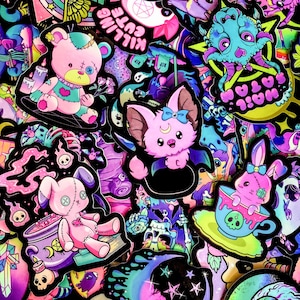 Pode incluir: Uma cole&ccedil;&atilde;o de autocolantes coloridos, recortados, com um tema g&oacute;tico e kawaii. Os autocolantes apresentam v&aacute;rios personagens fofos e assustadores, incluindo um urso de peluche rosa, uma criatura parecida com um morcego e um coelhinho numa ch&aacute;vena. Os autocolantes t&ecirc;m um fundo preto e s&atilde;o decorados com estrelas, luas e outros elementos m&iacute;sticos.