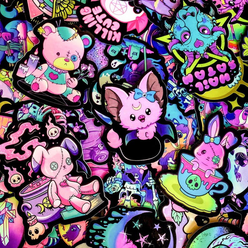 Pode incluir: Uma cole&ccedil;&atilde;o de autocolantes coloridos, recortados, com um tema g&oacute;tico e kawaii. Os autocolantes apresentam v&aacute;rios personagens fofos e assustadores, incluindo um urso de peluche rosa, uma criatura parecida com um morcego e um coelhinho numa ch&aacute;vena. Os autocolantes t&ecirc;m um fundo preto e s&atilde;o decorados com estrelas, luas e outros elementos m&iacute;sticos.