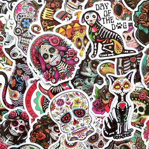 Peut inclure: Une collection d'autocollants colorés sur le thème du Jour des Morts. Les motifs comprennent des têtes de mort, des chats squelettes et un chien squelette avec le texte "Day of the Dog". Les autocollants présentent des couleurs vives et des motifs floraux.